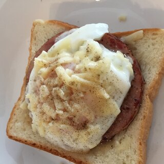 ハンバーグと目玉焼きトースト